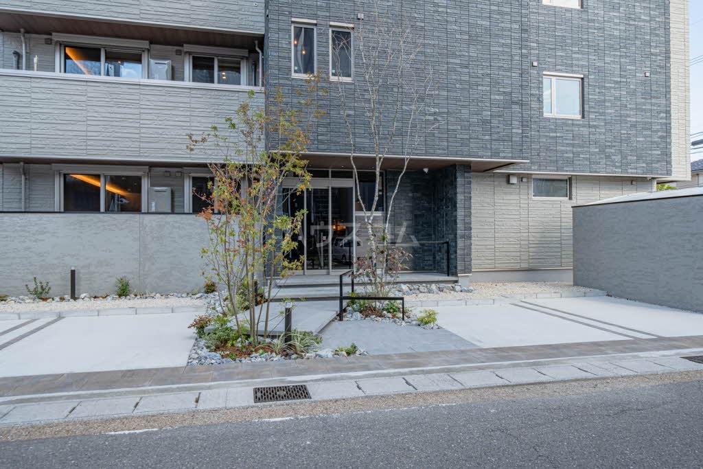 22/25 エントランス