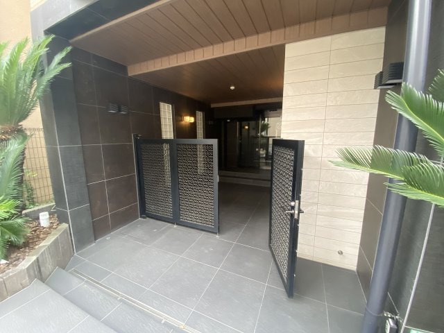 24/30 エントランス