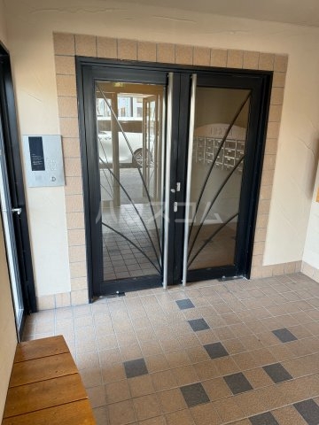 21/30 エントランス