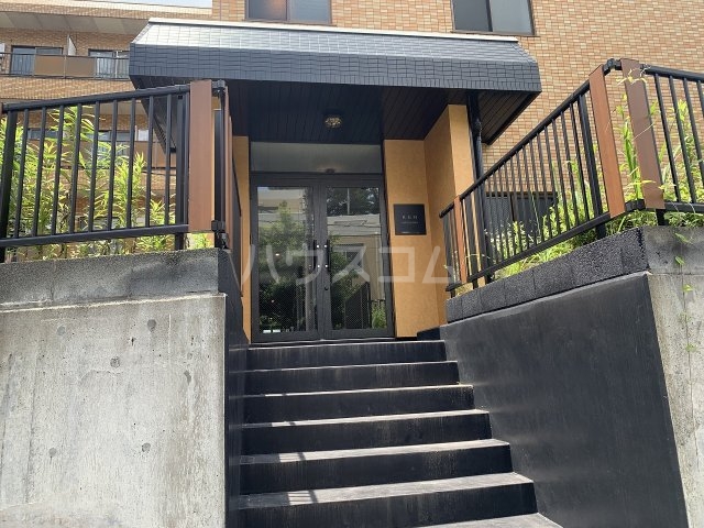 28/30 エントランス