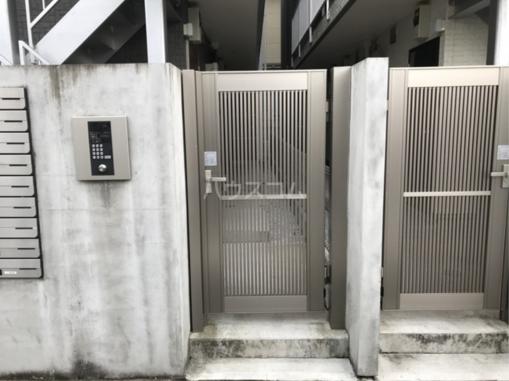 22/23 エントランス