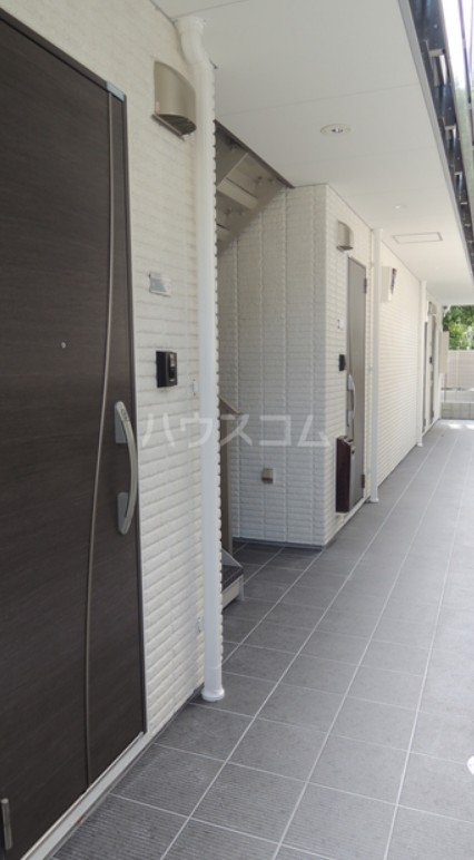 27/30 エントランス