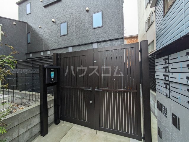 26/27 エントランス