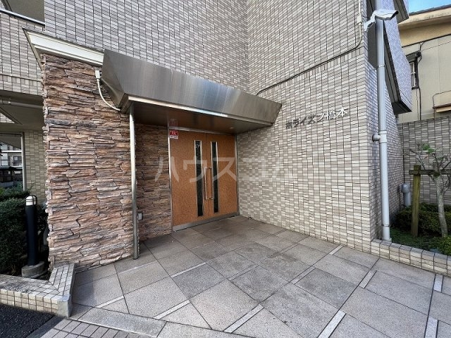 27/30 エントランス