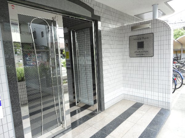 24/30 エントランス