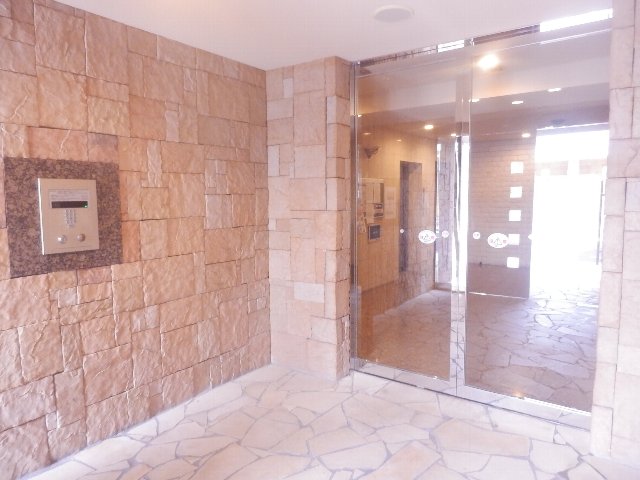 19/27 エントランス