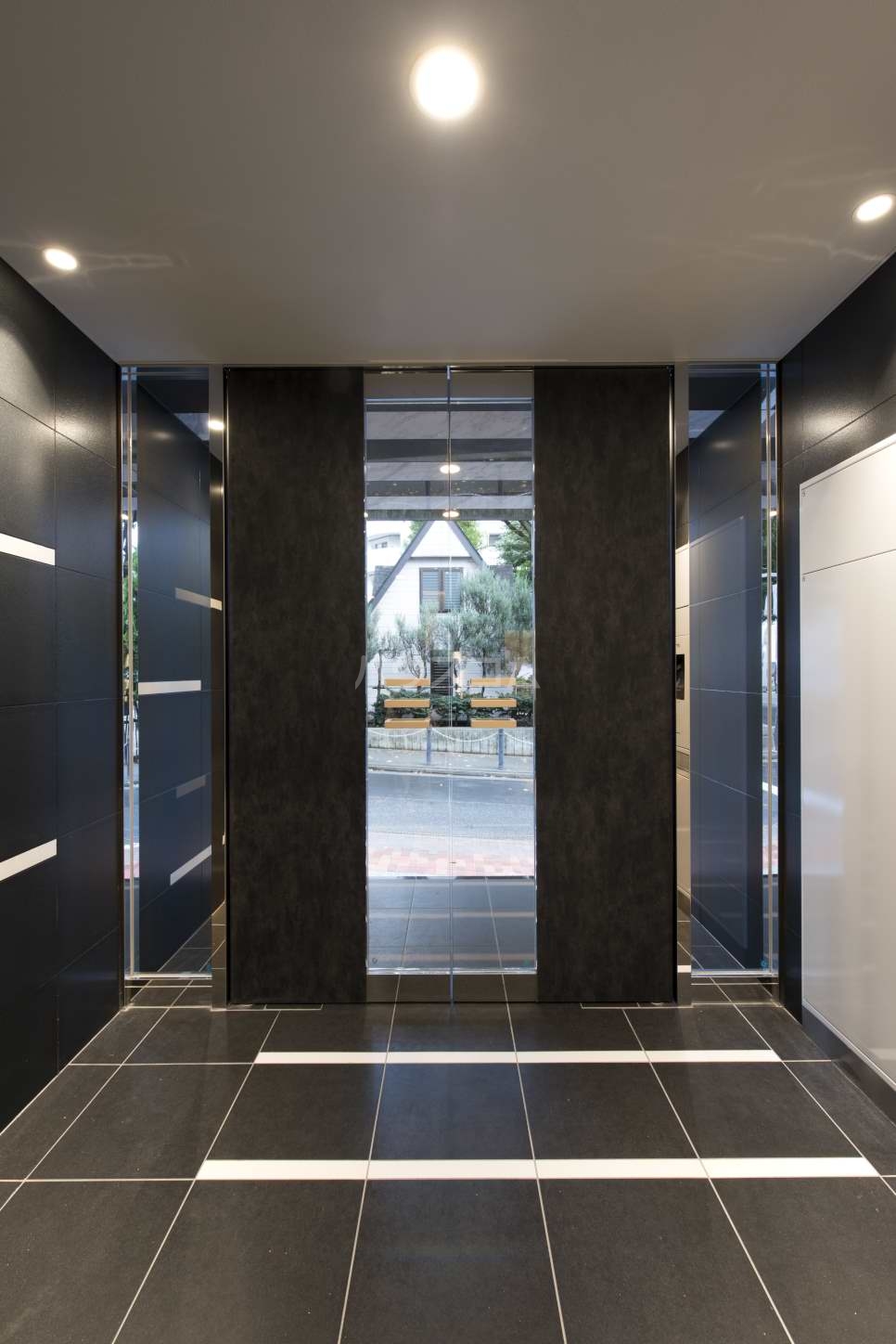 13/19 エントランス