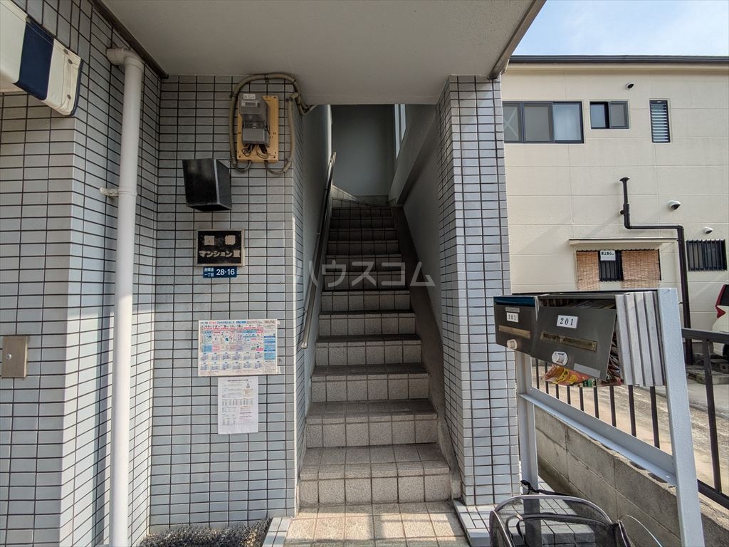 25/30 エントランス