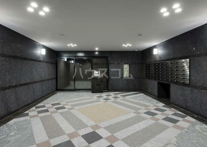 23/27 エントランス