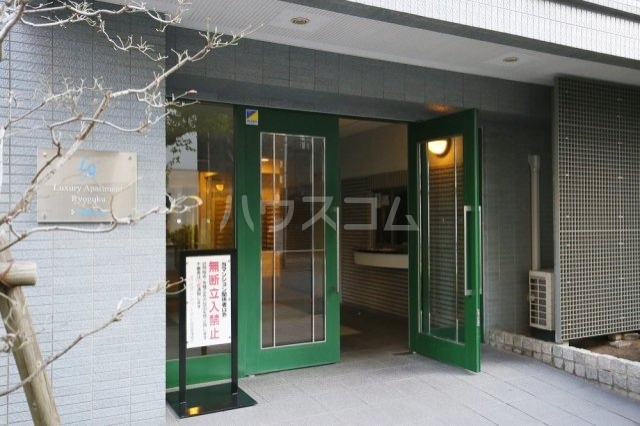 26/28 エントランス