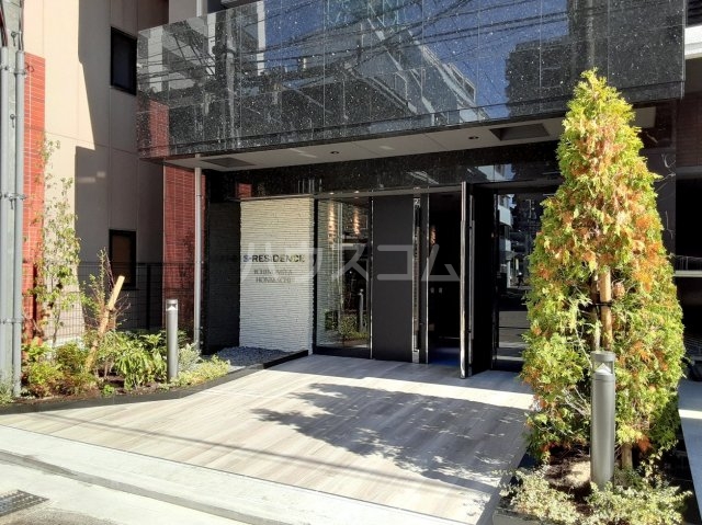 27/30 エントランス