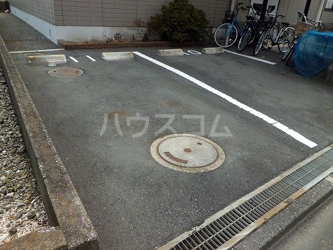 18/27 駐車場