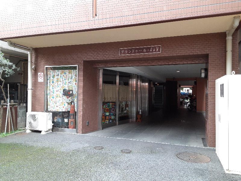 23/26 エントランス