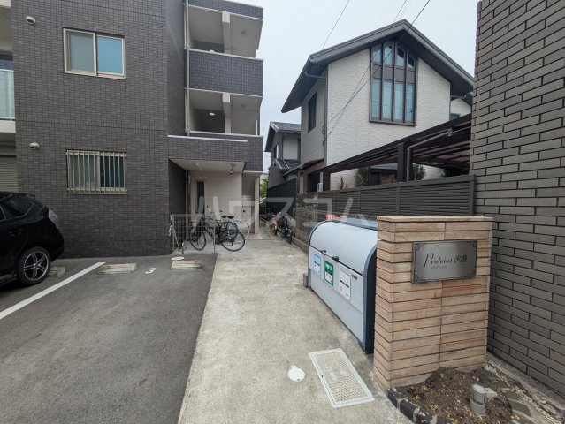 23/30 エントランス