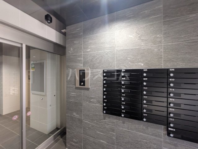 27/30 エントランス