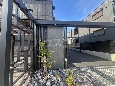 24/28 エントランス