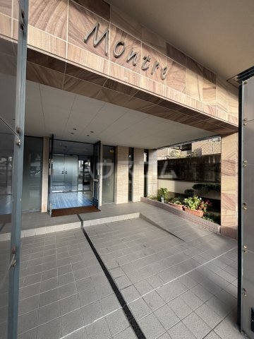 23/27 エントランス