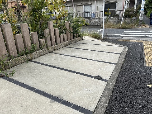 23/30 エントランス