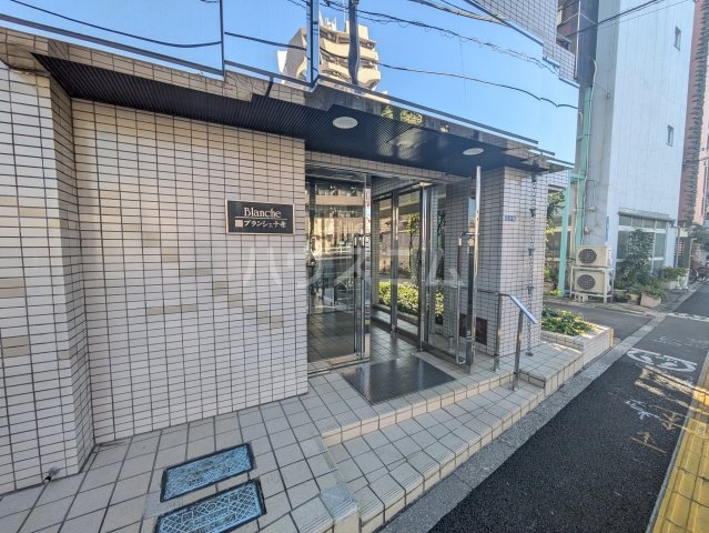 28/30 エントランス