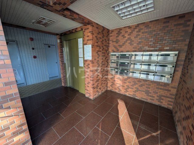 19/27 エントランス