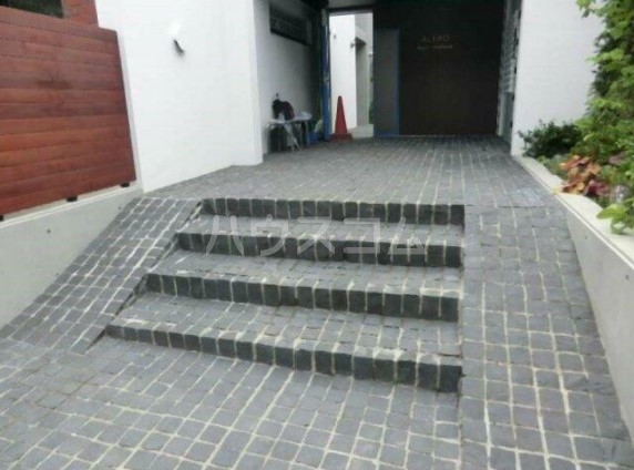 19/30 エントランス