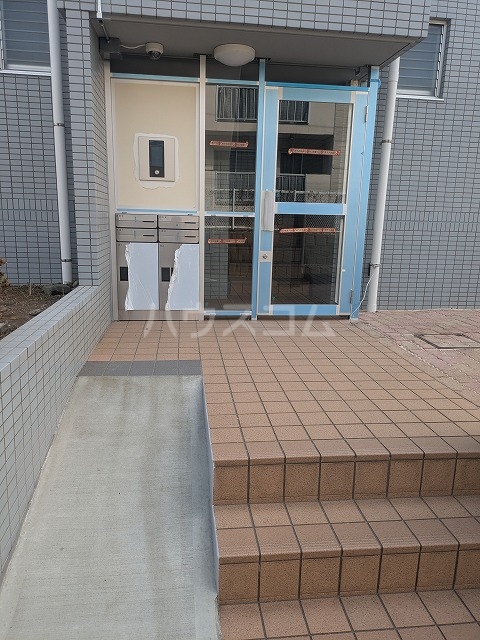 24/30 エントランス