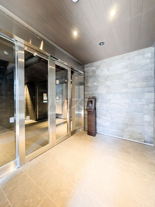 25/27 エントランス