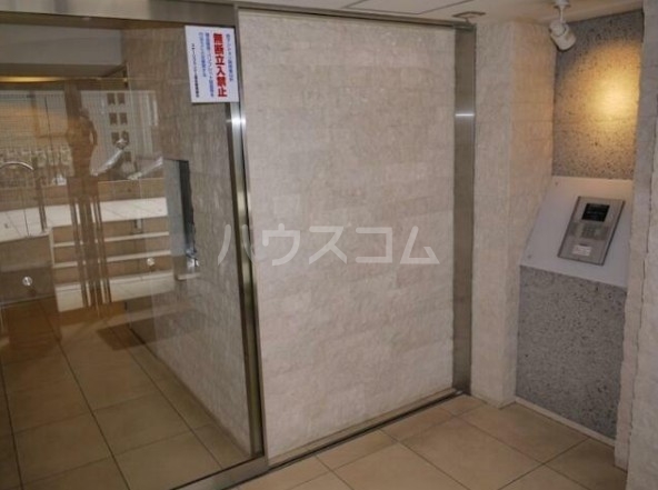 16/19 エントランス