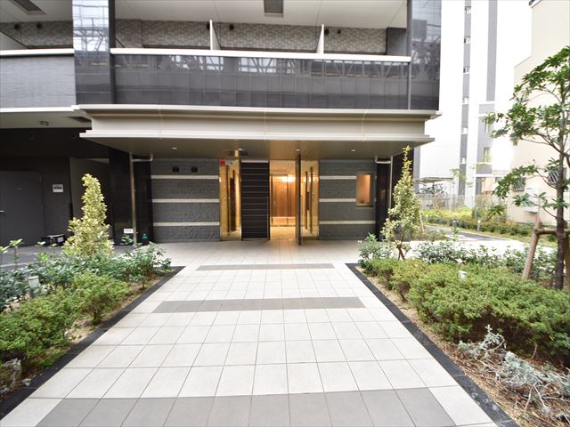 21/30 エントランス