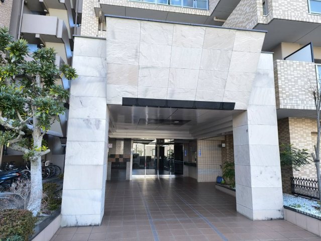 24/30 エントランス