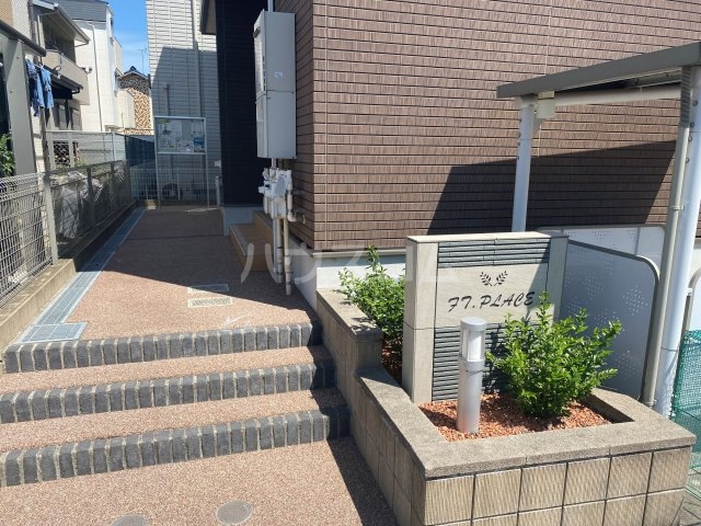 21/30 エントランス