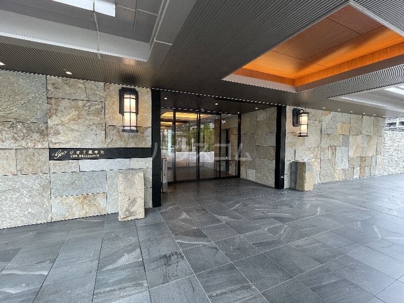 23/30 エントランス