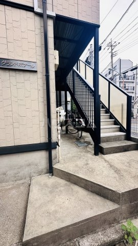 27/28 エントランス