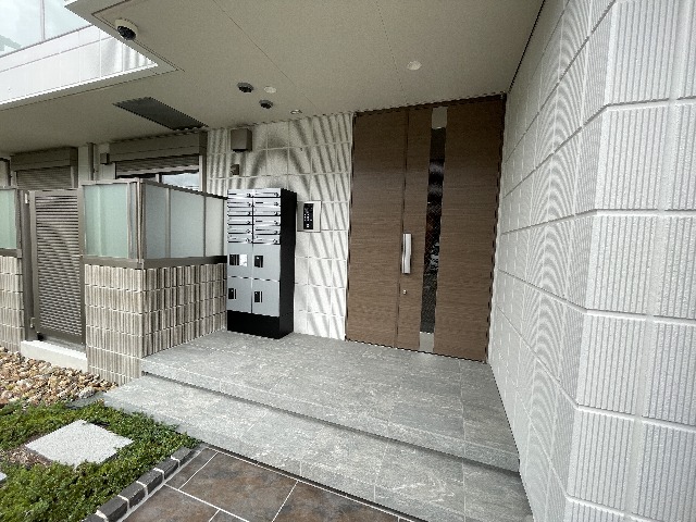 27/30 エントランス