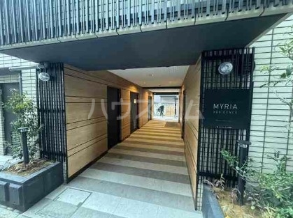 22/27 エントランス