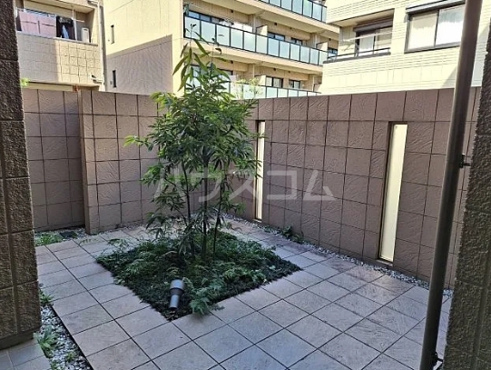 22/30 エントランス