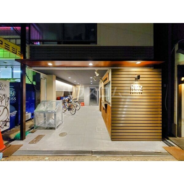 13/22 エントランス