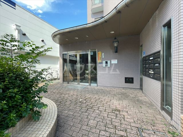 27/30 エントランス