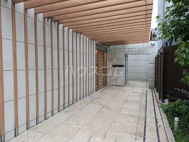 25/30 エントランス