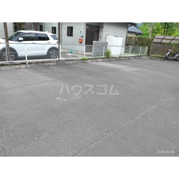 2/5 駐車場