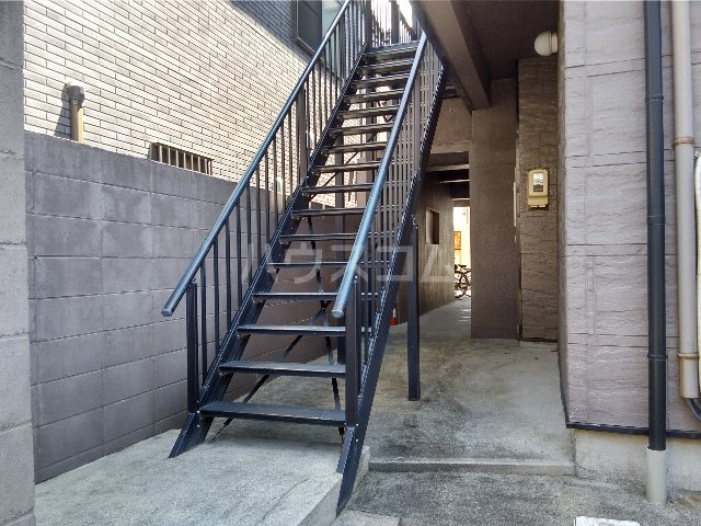 19/27 エントランス