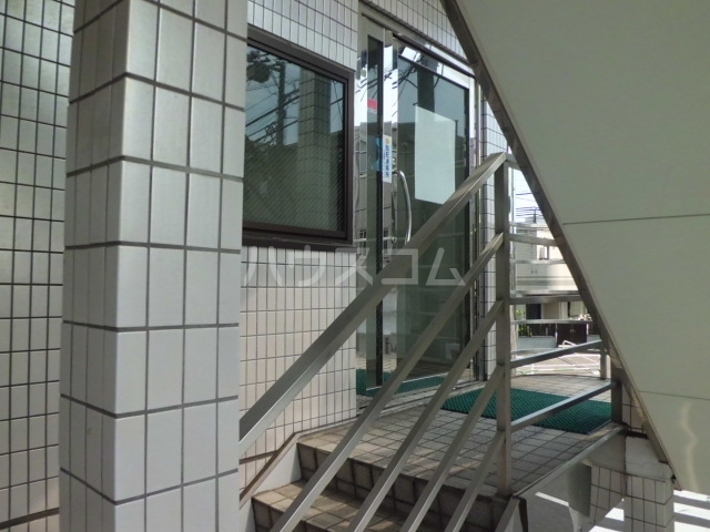 28/30 エントランス