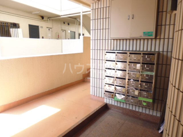 27/30 エントランス