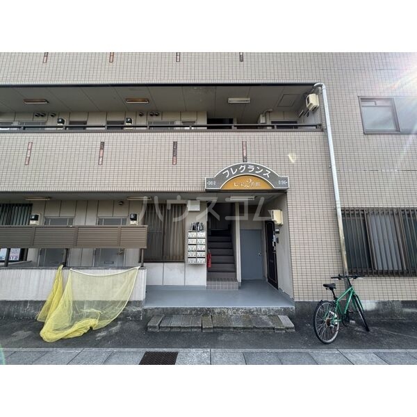 19/26 エントランス