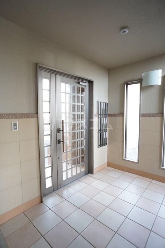 27/30 エントランス