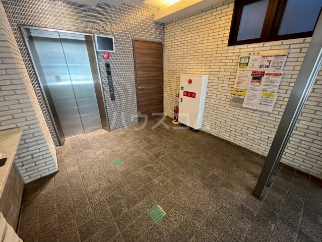 24/30 エントランス