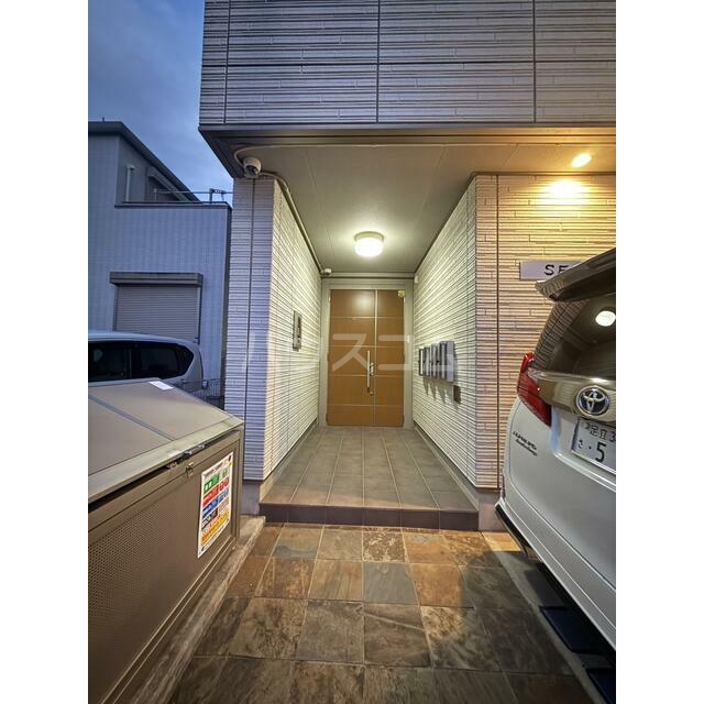 18/28 エントランス