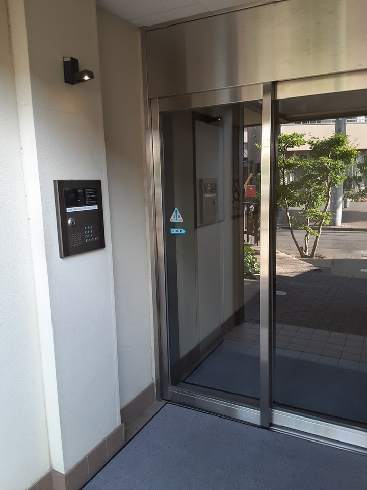 18/27 エントランス