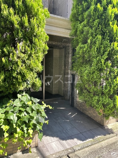 19/30 エントランス