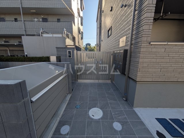 27/30 エントランス